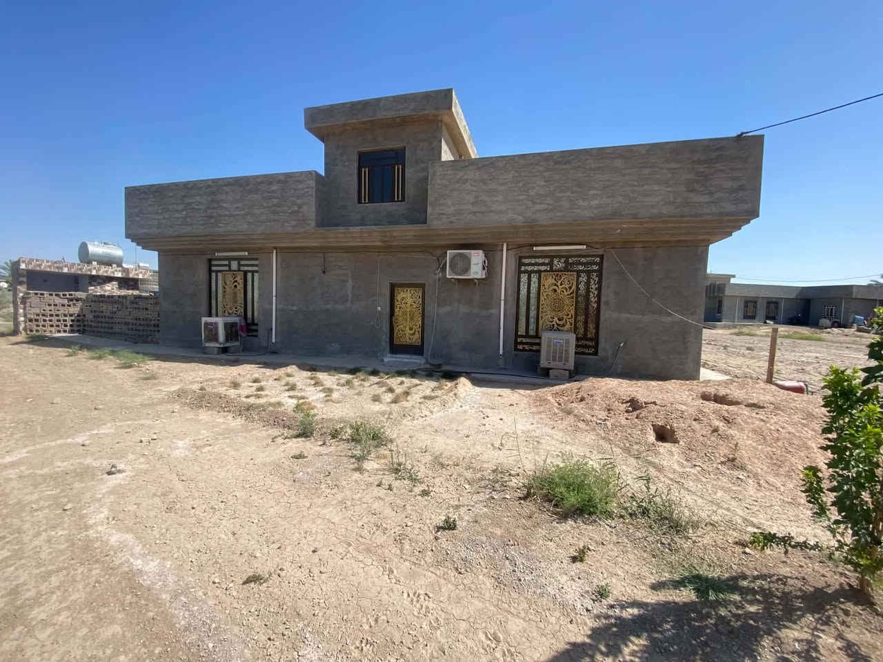 بيت للبيع في الشهابي الثانيه بيت كامل مكمل حته اثاثه كامل او مساحت البيت 240 القطعه الجوه 350او قطعه بصفه مدفونه كامله مساحته 650او قطعه كدام البيت مساحته 700 البيت  عل شارع كدام الباب الرئسي ساحه لل شارع العام  60متر شارع سايدين مجاري كهرباء مي مدارس بصفه مركز صحي  السعر 115او بي مجال قليل  ‏                      ‏‪***********‬‏

