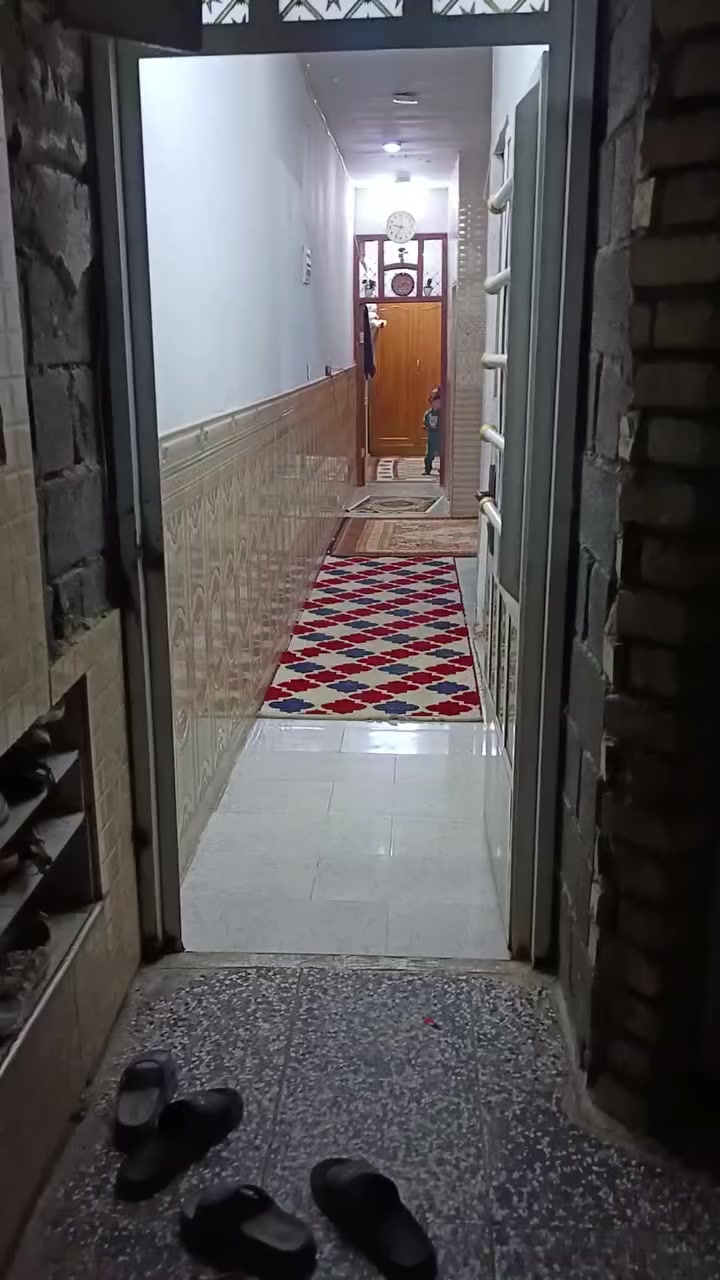 اسلام عليكم بيت للبيع المساحه100 الواجهيه 5ونزال20 حمام خارجي وستقبال وصاله ومطبخ وحمام داخلي و غرفه واحده البيت كامل ماعوزه شي المكان العبيدي شهداء الثانيه قرب سوق الميت  شارع الطاقه الرقم الهاتف ***********
