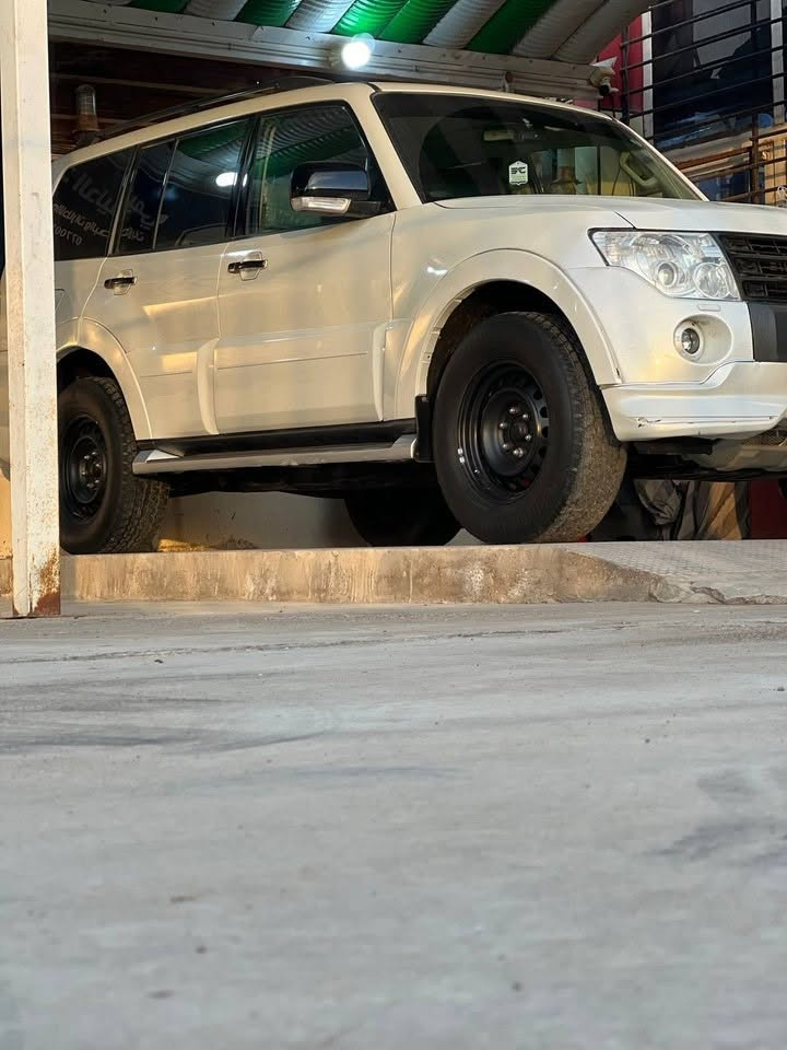 باجيرو 2011حبتور 
فول مواصفات لون ابيض صدفي
 حجم المحرك 3500 رقم اربيل  دولي 
 بدون حادث فقط اقل شبر بخشم جاملغ  فقط رش غيره مكفوله كفاله عامه سياره كلين على وضع الشركة 
ماشيه 249 الف حقيقي معروفه خليجي السياره جديده مال جناي 
كشنات كهربائيه جلد
مري شفط 
تحكم استيرن شاشة اندرويد تبريد 3 قطع ثلاجه تخم. تاير كير مكينه حدادية خير من الله سياره جديده لوك حساسات خلفيه.الويل الاصلي مالته موجود السعر135  وبيها مجال بسيط
 ..واسط -الزبيديه ***********
