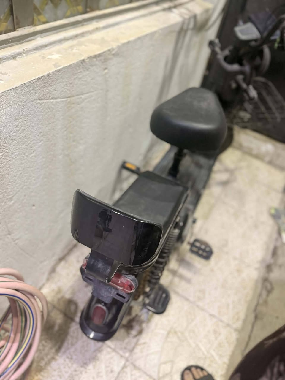 سلام عليكم عندي هاي دراجة شحن سرعتهة 65 اربع سرعات جديدة  للبيع سعر 300 لتصال ***********
