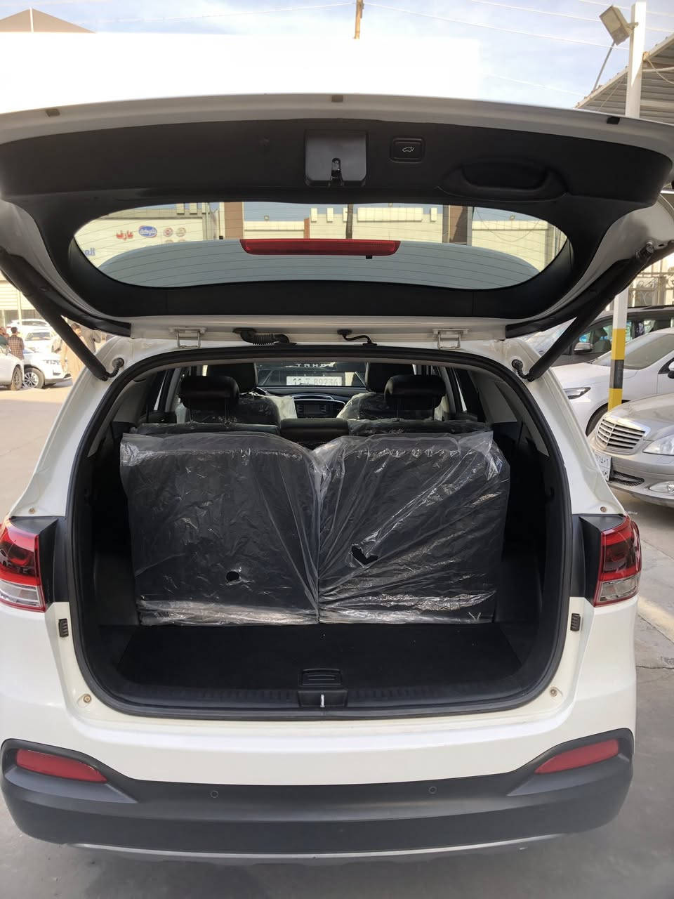 السلام عليكم من رخصة الادمن سورنتو خليجي مواصفات كويتي 1/1 مكفولة من الصبغ والبارد موديل 15 شكل 16 اربعة سلندر بأسمي مكانها الرمادي للاستفسار *********** السعر 21 ونص
