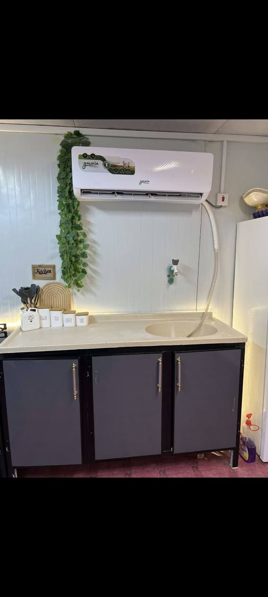 السلام عليكم ثلاجه حجم وسط وسنك متر ونص مرمر استعمال قليل للبيع اسعار مناسبه البصره القبله 
***********
