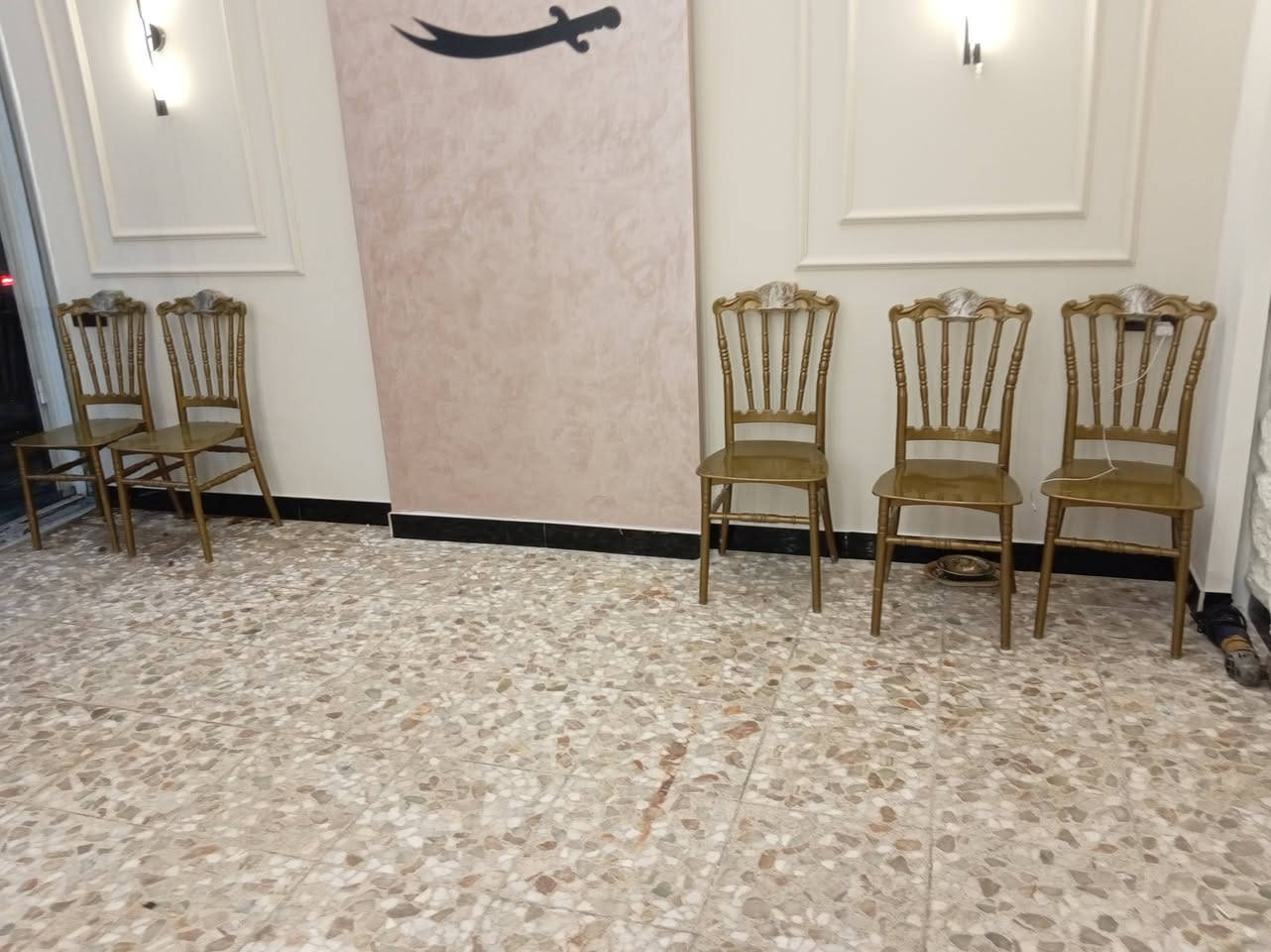 سلام عليكم محل حلاقه للبيع مع كافة المحتويات رافع قدرة ٤٠امبير كراسي حلاقه عدد ٢شغلات وكراسي جلوس عدد ٥ ومرايه مغسله ام الانارة للستفسار او التواصل خاص او على الارقام ***********
