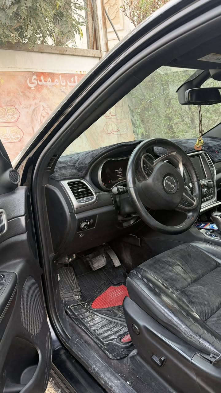 السلام عليكم جيب 2018 
ماشيه 68 الف 
حادثها صندوك مبدل نفس اللون وهنا صار بيها طخة بالجاملغ الخلفي 
مكان السياره بلديات 
***********
موجود واتساب
