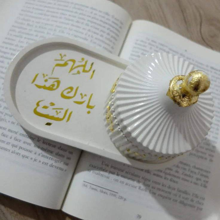 لأنهم الضياء الذي لا ينطفئ.. استقبلوا عيد المعلم بهدايا تليق بمقامهم! 🍎✨

بمناسبة قرب عيد المعلم، جهزنا لكم مجموعة "الوفاء" الحصرية التي تجمع بين رقيّ التصميم وجمال الطبيعة:

🕯️ شموع معطرة: مصنوعة من زيوت عطرية فاخرة لتضيف لمسة من الهدوء والسكينة لمكتب معلمك المفضل.
🪨 قطع حجرية مميزة: منقوشة بدقة أو بتصاميم طبيعية، لتبقى ذكرى تدوم طويلاً تماماً كأثر المعلم في نفوسنا.

🎁 العرض المميز:

بوكسات هدايا جاهزة (شمعة + قطعة حجرية).

إمكانية الحفر الشخصي (اسم المعلم أو عبارة إهداء) على الحجر أو الشمع.

ليكن إهداؤك هذا العام مختلفاً ومميزاً كتميزهم. 🤍

📍 للحجز أو الاستفسار، تواصلوا معنا عبر الرسائل 
🚚 يتوفر شحن لجميع المناطق.

#عيد_المعلم #هدايا_معلمين #شموع_هاند_ميد #أحجار_طبيعية #هدايا_فخمة #عروض_عيد_المعلم


**إذا كنت صاحب هذا الإعلان وتريد حذفه لأي سبب، رجاءا أرسل رسالة إلى الدعم الفني**