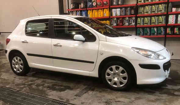 لليدور نضيف وجديد
بيجو فرنسي 2006 موديل 307 
سياره جديده خير من الله مكفوله كير مكينة وتبريد سياره جانت متروكه 5 سنوات ماشيه 150 الف بيها باب السايق مصبوغ والدواسه وباب السكن اربع اصابع يم اليده ونص الدواسه اثر طخطخات بسيطه موجوده صور الصبغ درجه اولى بدون ايرباك بدون دواخل صدر جديد كله من الطول للطول تبريد ثلج هزه جديده سنوية لل 29 شهر ال 9 تحويل مباشر السيارة احلى من الصور بهواي (السعر 60) مكان السياره المنصور قرب مستشفى الطفل المركزي
 ***********
