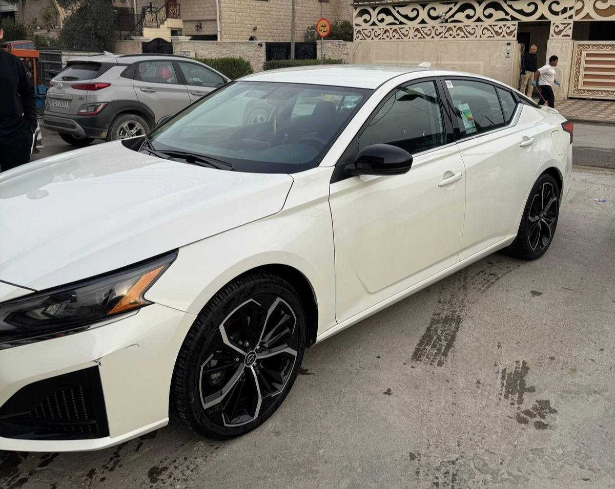 نيسان التيما RS 2025 تأتي بمحرك 2.5 لتر رباعي الأسطوانات، بقوة 188 حصان وعزم دوران 244 نيوتن متر. ناقل الحركة المتوفر هو CVT، ونظام الدفع الأمامي بالعجلات ¹ ².

*المواصفات الخارجية:*

- الطول: 4,900 مم
- العرض: 1,852 مم
- الارتفاع: 1,447 مم
- طول قاعدة العجلات: 2,825 مم
- عجلات مقاس 19 بوصة

*المواصفات الداخلية:*

- شاشة لمس مقاس 12.3 بوصة
- نظام صوت يتكون من 6 سماعات 
- نظام التعرف على الصوت
- منفذ AUX و USB
- شاحن لاسلكي
- مقاعد جلدية 
- وسائد هوائيه
 ¹ ³ ⁴

*ميزات الأمان:*

- نظام الفرملة الطارئة الذكي
- نظام المحافظة على المسار
- نظام قياس ضغط الإطارات
- تقنية مساعدة للتحكم بالضوء العالي

- نظام "برو بايلوت" للقيادة
- رقم صاحب سيارة ***********
-
