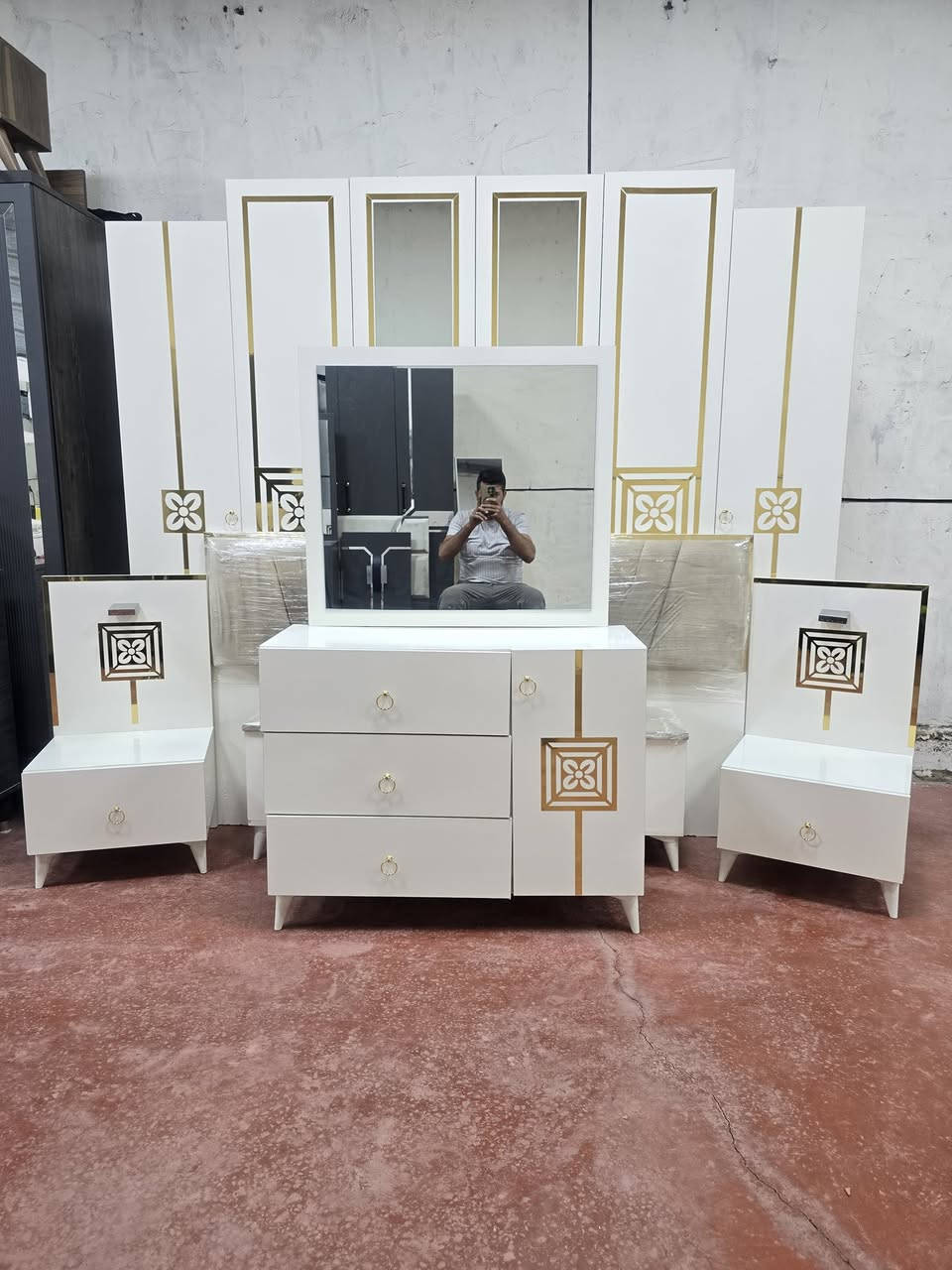 سلام عليكم غرفه نوم تركيه عنوان تقاطع نهروان قريه نفطيه سعره 600وبيه مجال رقم *********** غير مدواجد عل فيس
