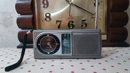 راديو ساعة محمول من شركة سانيو (Sanyo AM/FM 2 Band Clock Radio)، وتحديداً الطراز الكلاسيكي القديم.
راديو ساعة محمول من شركة سانيو (Sanyo AM/FM 2 Band Clock Radio)، وتحديداً الطراز الكلاسيكي القديم.تفاصيل الجهازالعلامة التجارية: Sanyo (سانيو).الوظيفة الأساسية: راديو ثنائي الموجات (AM/FM) مدمج مع ساعة عقارب كوارتز (Quartz).التصميم: هيكل مستطيل رمادي اللون، يحتوي على شبكة مكبر الصوت جهة اليمين، ومؤشر الترددات في المنتصف، والساعة جهة اليسار.الميزات: مزود بحزام معصم للحمل وهوائي (أنتينا) قابل للتمدد في الأعلى لالتقاط الإشارة.
ملاحظة نقص غطاء بطارية ساعه 
السعر 45مع توصيل


**إذا كنت صاحب هذا الإعلان وتريد حذفه لأي سبب، رجاءا أرسل رسالة إلى الدعم الفني**