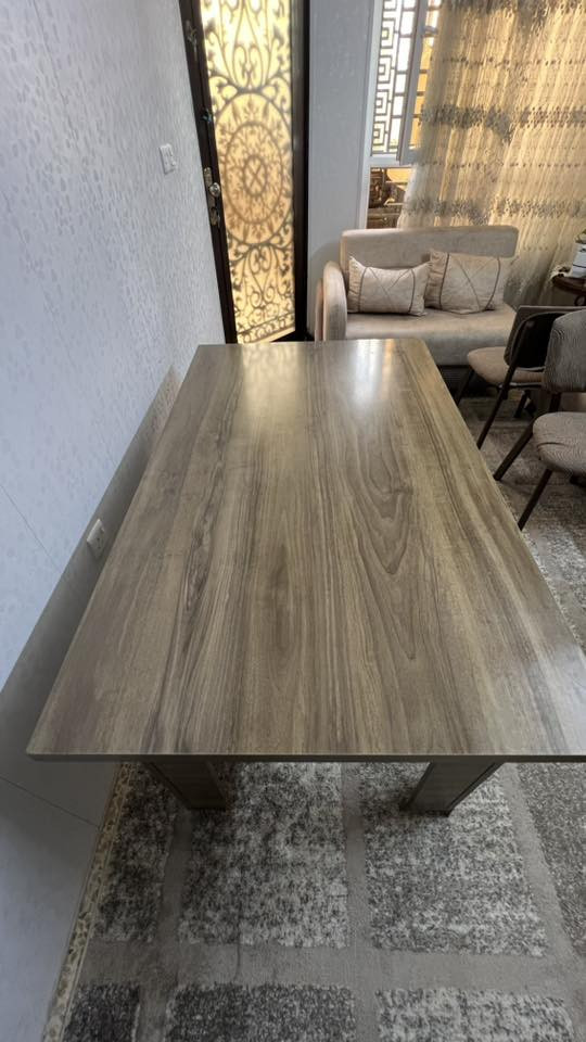 ميز طعام للبيع مع ٦ كراسي طول متر ونص وعرض ٩٠ نظيف فقط وحده من الرجلين شويه متأكل الخشب مالتها والكراسي جلد نظافتهم فوق الوسط  العنوان موصل حي الحدباء *********** سعر 150 الف قفل
