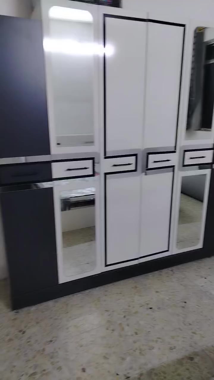 اسلام عليكم غرفه لبيع نوع تركي الغرفه ما مستخدمه ابد 
ودوشك وياها بعده بل جيس مغلف الغرفه 5 قطع
نفس ما موضح بل فيديو لون الغرفه ابيض وسلفر
وكل الغرفه بيها جام مرايه رقمي وتساب
***********
