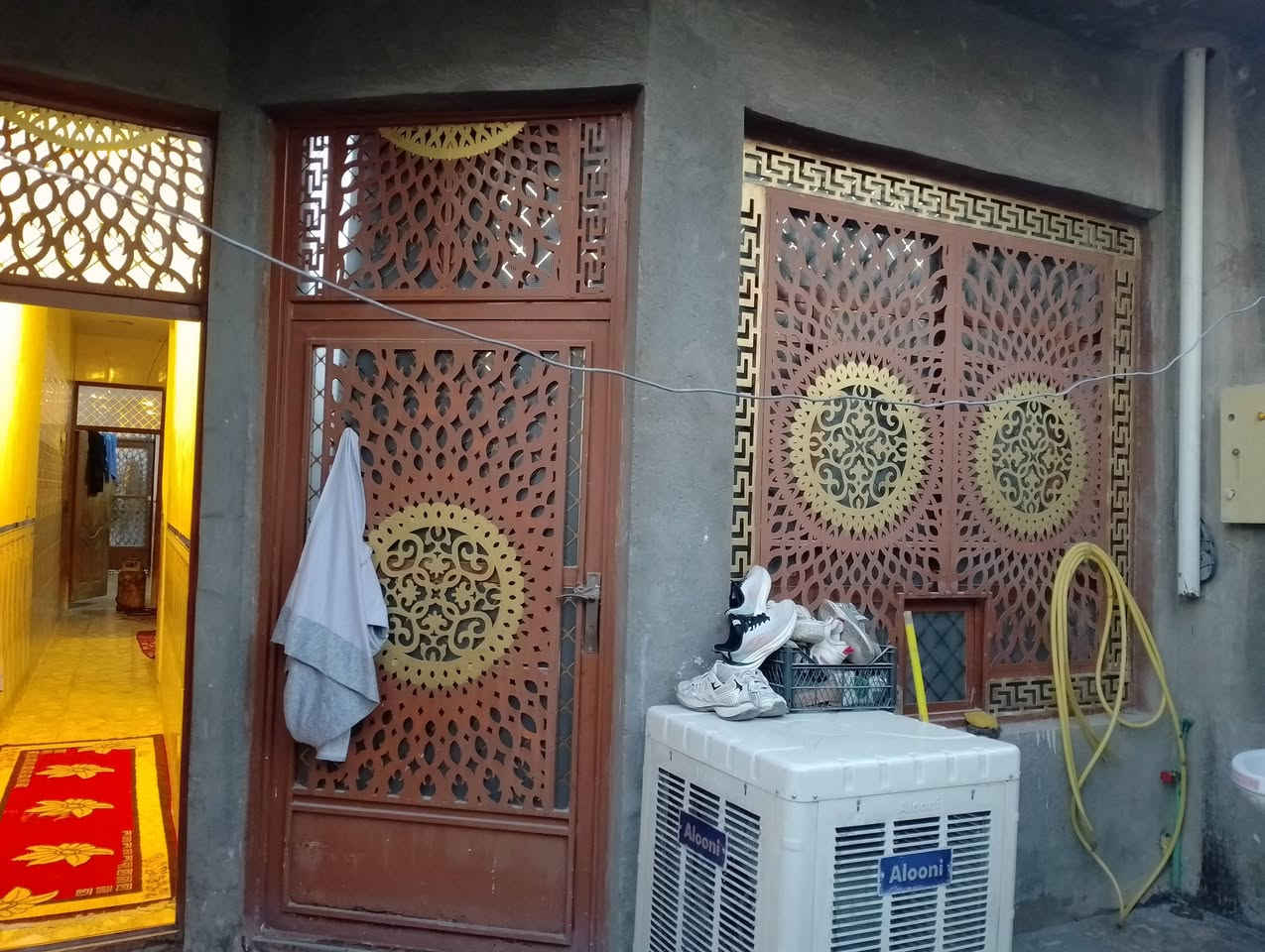 السلام عليكم بيت للبيع 100 متر بناء جديد الواجهه 5 والنزال 20 طابق واحد وبيتونه فوك يحتوي على مدخلين ستقبال وممر عنوان البيت شارع ضغط قرب اسواق علي نعيم  السعر مناسب للاستفسار ***********
