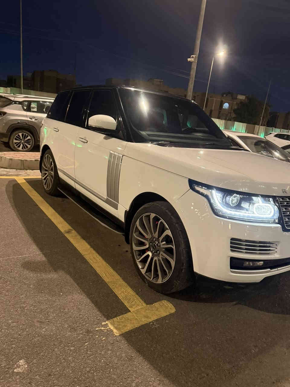 السلام عليكم رانج فوك ٢٠١٥ فوووووول مواصفات للاخير السيارة كفالة بيهه بس الباب بي صبغ اثر شخط بدون معجون السيارة قبل شهر دخلت. للعراق  ٨سلندر سوبر جارج كير ومكينة كفالة  بوب شفط داخل. جلد احمر  بانوراما  سماعات ميرديان   بيهه مواصفات لو اكتب. جريدة متخلص  عارضهه ب ١٨٠ وبيهه مجال. حك الجية مكان السيارة بغداد  ***********
