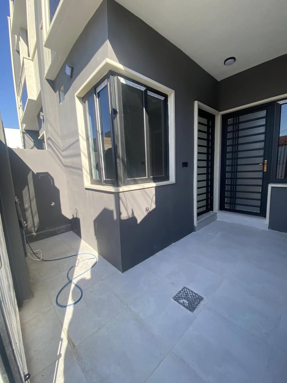 بسم الله الرحمن الرحيم 

متاح عقار واحدللبيع في حي الاخاء

مساحه 100 م 
واجهه 5 م 
بناء حديث فول تسليم فوري مفتاح 

طابقين 
الطابق الاول 
غرفة النوم هول استقبال مطبخ صحيات 

طابق الثاني 
3غرف نوم صحيات 
نضام دكتات نضام سبالت 
للاستفسار 
***********
***********
