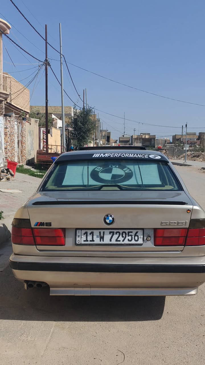 سلام عليكم سيارة للبيع او مراوس حسب الرغبة بي ام دبليو ٥٢٥ مسكر اللون ذهبي صبغ جديد حراري درجة اولئ رقم بغداد دولي لغاية ٢٠٣٠ بأسمي موجودة بالكوت كهربائيات وتبريد كلها شغالة حدادية خلفية وامامية كفالة عامة فول تبريد السلايد شغال استخدام شخصي مال بيت متعوب عليها وبالعافية على الي ياخذهة مكان السيارة كوت مركز ***********
