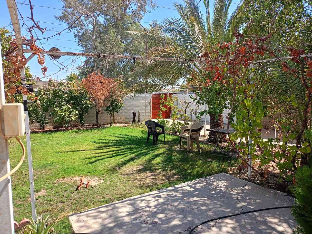 بيت مؤثث بالكامل غرفتين وصاله ومخزن اضافي سيراميك كراج  سياره عدد اثنين يعني كراجين سيراميك فول مؤثث بالكامل مع الاثاث او بدون اثاث سعر 24///***********
