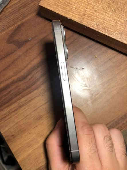 السلام عليكم .. ايفون 15 برو ، لون تيتانيوم ، الجهاز نظيف جداً ومكفول وماداخل تصليح نهائيًا ولا مفتوح ولا بي اي شي ولا اي ضرر .. الجهاز مكفول حتى من الزلغ او الشخط .. نظيف جداً وبحالة الجديد .. بطارية ٨٩ .. ضمان ماستر .. نموذج M .. مع الكارتونة .. ولزگة برايڤت اصلية مع عدة كڤرات ..

السعر ٩٥٠ الف وبي مجال 
مكاني بغداد حي العدل
للاستفسار عالرقم *********** ومتوفر واتساب او هاتف
