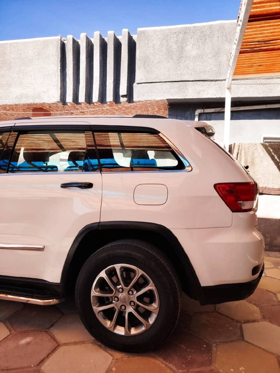 السلام عليكم
للبيع سياره جيب كراند شيروكي وارد خليجي موديل 2013 مكفوله من الضربه والتبديل بيها صبغ جوه التريشه مال البيبان موضح بلسونار بخ اثر شخوط فقط الباقي كله مكفول سياره جديده بمعنى الكلمه مابيها اي نقص استعمال شخصي بأسمي تحويل ثاني يوم رقم بغداد انكليزي الدولي فوول مواصفات :

- بصمه تشغيل وترحيب عند الاقتراب

- تحكم ستيرن ومثبت سرعه

- كشنات جلد لون اسود وكهرباء

- شاشه حجم كبير

- ماوس وضعيات قيادة  (سبورت، رملي، نزول جبال) ومانع تزحلق

- اشاير بلجاملغات

- لايت زنون

- فتحه سقف كهرباء

- محرك 6 سلندر المرغوب

- ويل 14

والسياره جاهزه ونضيفه كير محرك خير من الله والسعر ب 173 وبيها مجال للاستفسار الاتصال على الرقم *********** مكان السياره بغداد الراشديه
