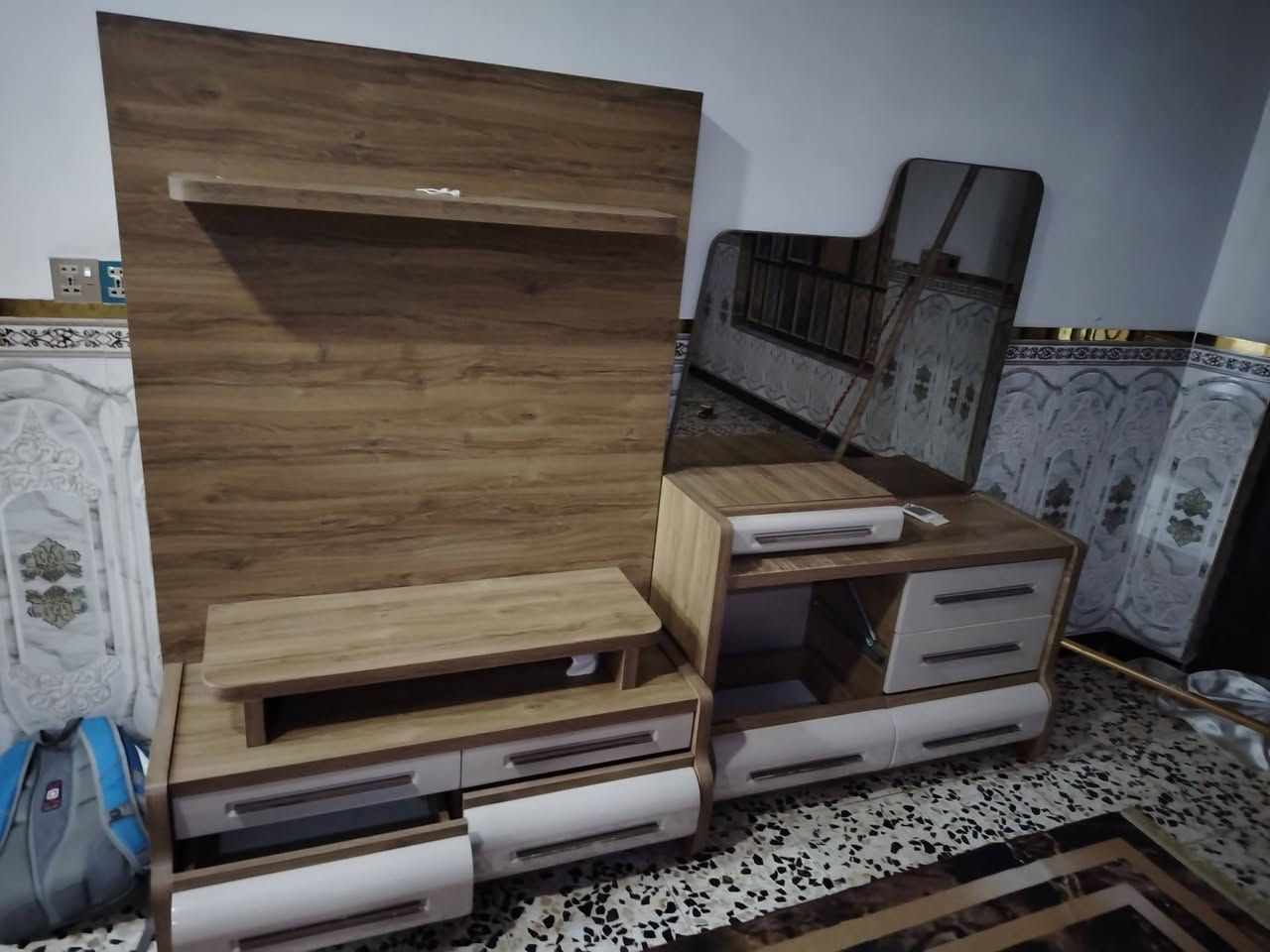 للبيع غرفة نوم تركيه خشب مضغوط ظهر بلوك 16 الغرفه وزنها ثقيل جدا بيها تصليحات ابيع باليرضي الله الشراي يدخل خاص او يتصل ***********
