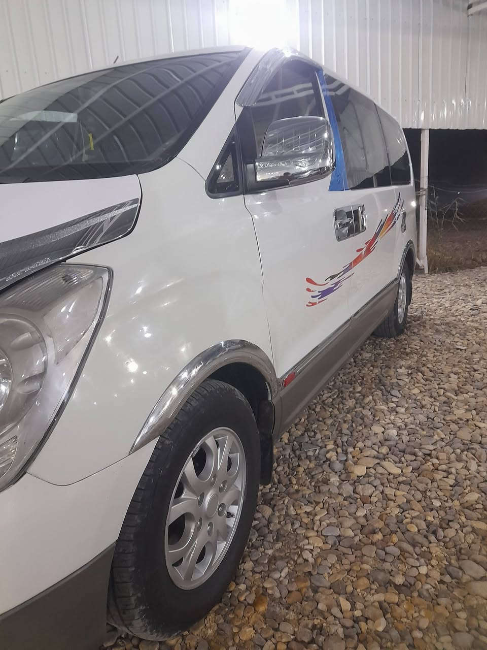 السلام عليكم للبيع استاركس موديل ٢٠١١ فول مواصفات رقم واسط دولي مشروع وطني السياره جديده وجاهزه من كلشي مكينه كير صدر تخم تاير دوشمه تبريد كله جديد مال جناي سياره جديده معنه الكلمه السعر ١٣٥ وبيه مجال للشراي الستفسار ***********
