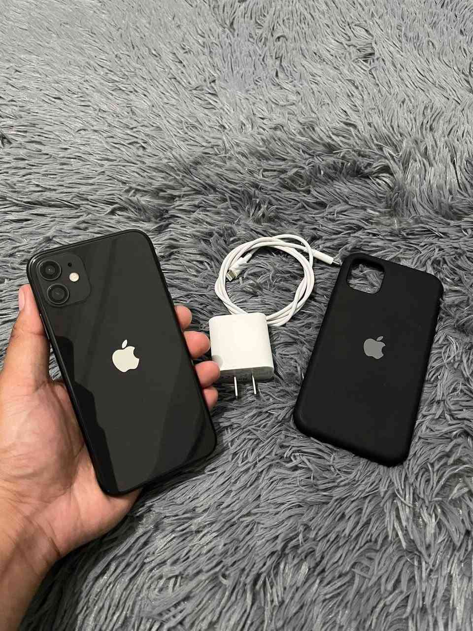 11 عادي نضيف جداً
ذاكره 256 
بطاريه 86
مامستبدل اي قطعه 
نضيف جداً كامل ملحقات ماعدا الكارتونه 
العنوان : شارع السوداني مكتب MT
هـ اتف : ***********
