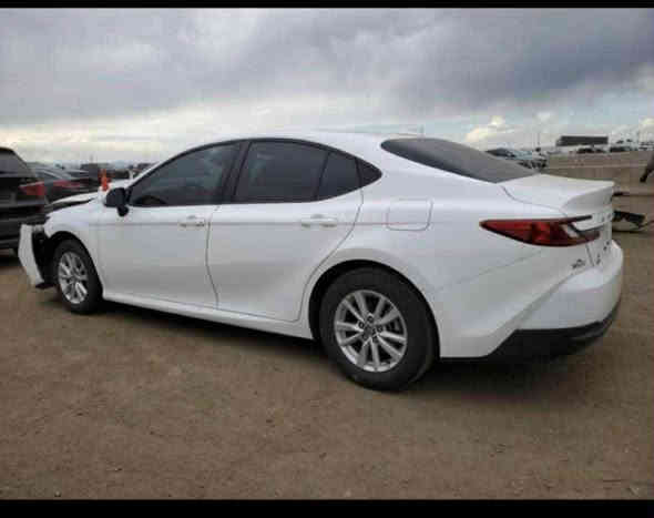 السلام عليكم للبيع كامري هايبرد٢٠٢٥ ماشيه ١١ الف بأسمي بيه صبغ نص جاملغ بدون ماطاك ولا ارباك بيه السعر ٢٢٥ ورقه وبيه شويه مجال ***********
