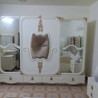 التفاصيل غرفة نوم متميزة جدأ، تجمع بين اللون الأبيض العاجي واللمسات ال...