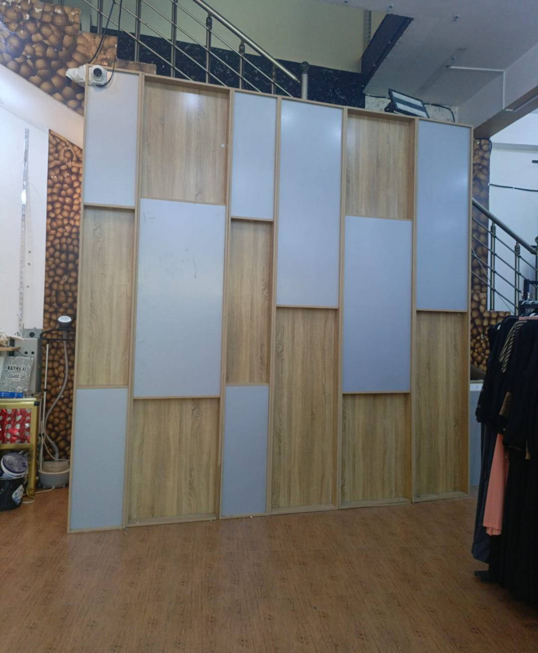 للبيع قاطع يتكون من 6قطع وباب 
واناره كامل 
كما موضح بالصورة 
الاستفسار الاتصال على الرقم 
***********واتساب.
