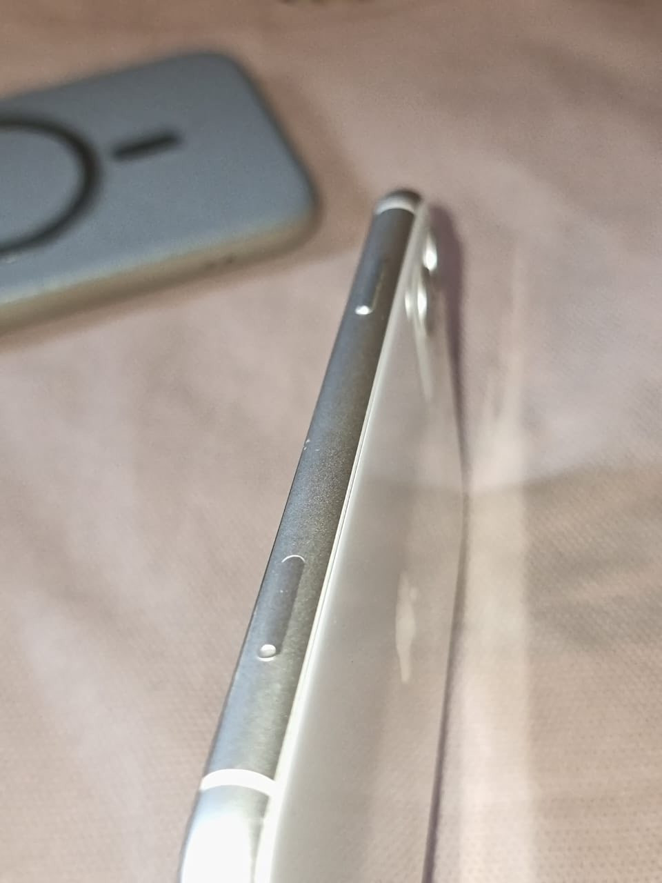 ايفون 11 عادي نضيف ذاكرة 128 بطاريه 79 فيس ايدي شغال كلشي شغال سعر 250 رقمي  *********** مكان بغداد
