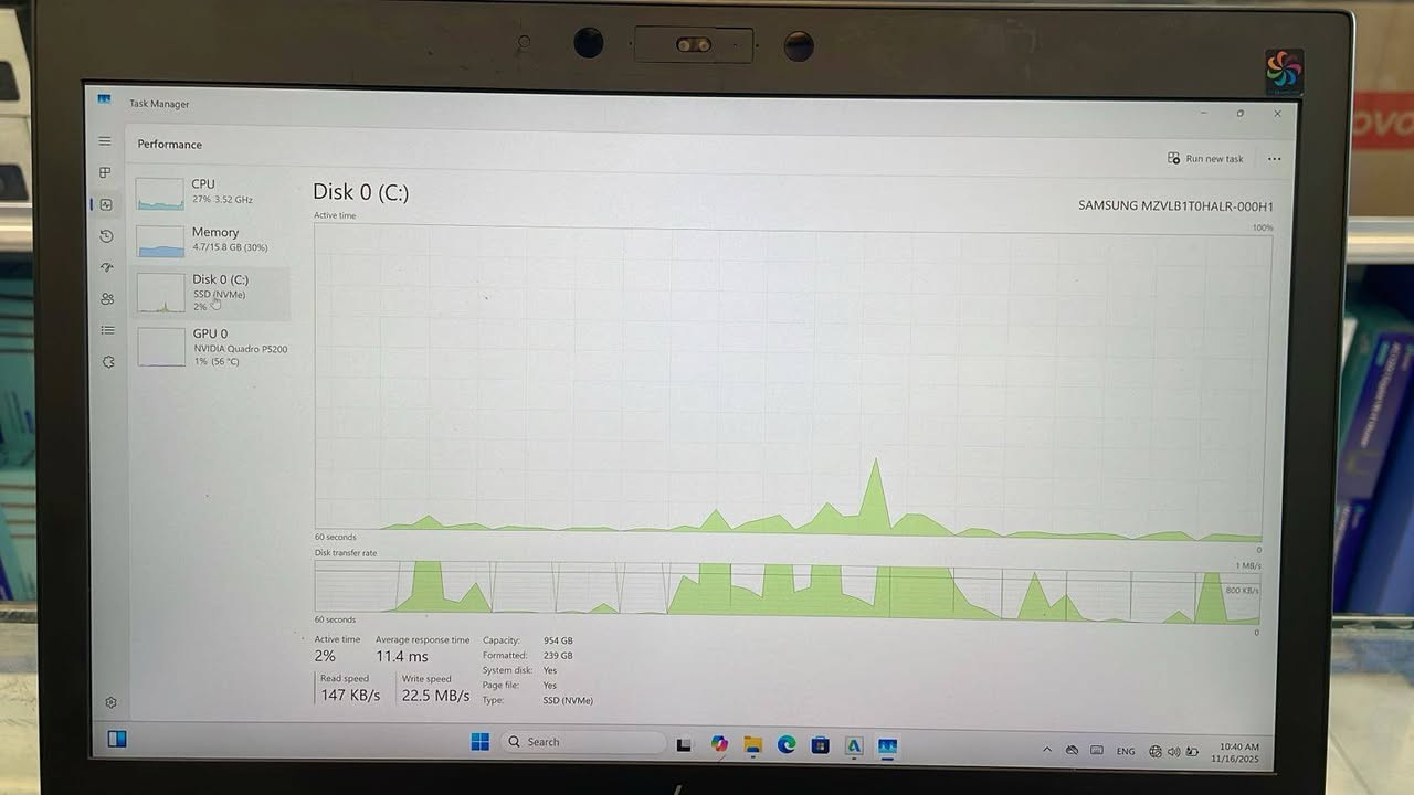 السعر : 700 الف قفل قفل 
HP ZBook 17 G5 (نسخة Workstation):
المواصفات الأساسية:
المعالج (CPU): Intel Xeon E-2176M (بسرعة أساسية 2.70GHz وتصل إلى 4.4GHz، بـ 6 أنوية و12 مسار). هذا معالج فئة "سيرفر" مخصص للأداء العالي.
كرت الشاشة (GPU): NVIDIA Quadro P5200 (بذاكرة منفصلة 16GB GDDR5). هذا واحد من أقوى الكروت المخصصة للأعمال الهندسية في وقته.
الذاكرة (RAM): 16GB (من نوع DDR4).
التخزين (Storage): قرص SSD NVMe بمساحة إجمالية تقريباً 1TB (مقسم إلى C بمساحة 237GB و D بمساحة 715GB).


**إذا كنت صاحب هذا الإعلان وتريد حذفه لأي سبب، رجاءا أرسل رسالة إلى الدعم الفني**