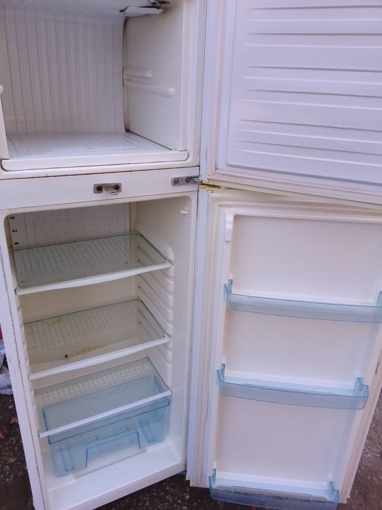 ثلاجة حجم 12 قدم شغالة شرط التجميد مع ضمان اسبوع ب125 مكاني نجف شارع المدينة *********** واتساب النجف, العراق
