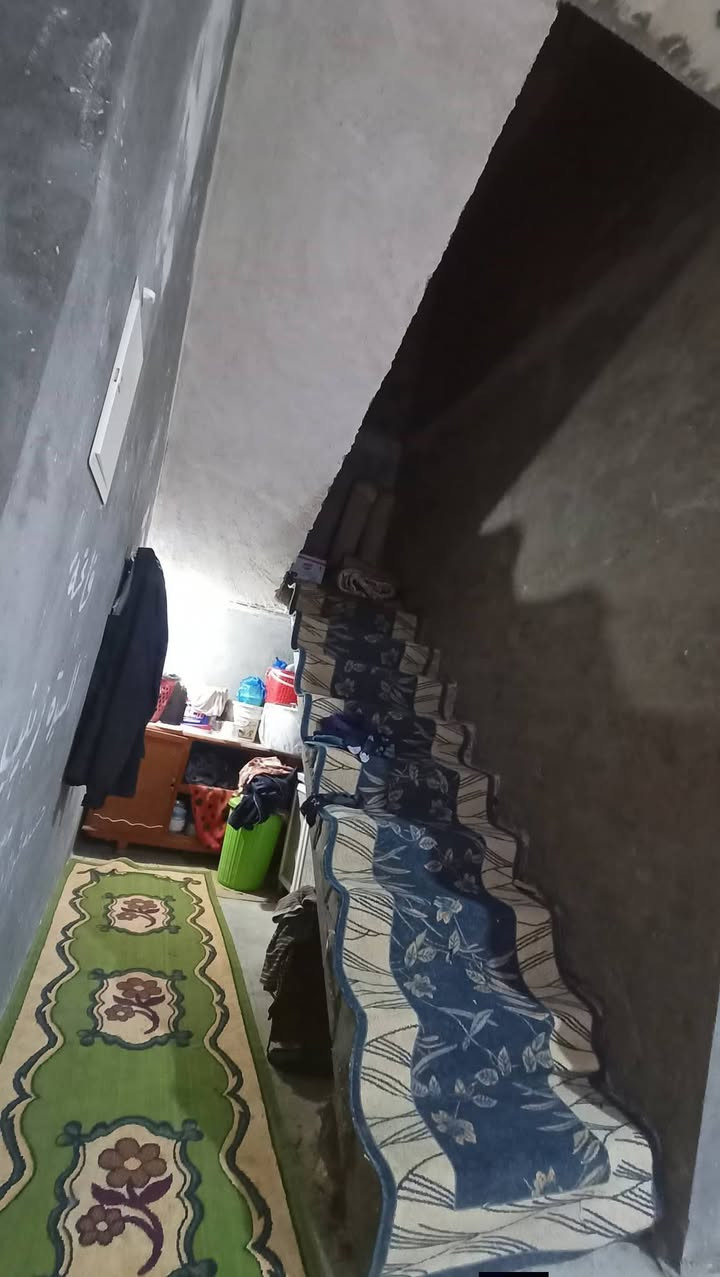 سلام عليكم بيت بحي الجوادين النزلة الثالثه قريب ع شارع العام 500 متر
مساحة البيت 260 يحتوي ع ثلاث غرف اكبار وصالتين ومطبخ وحمامات دااخليه وخارجيه وديوانيه 8/60
الشراي يجي خاص او تصال  ‏‪***********‬‏
