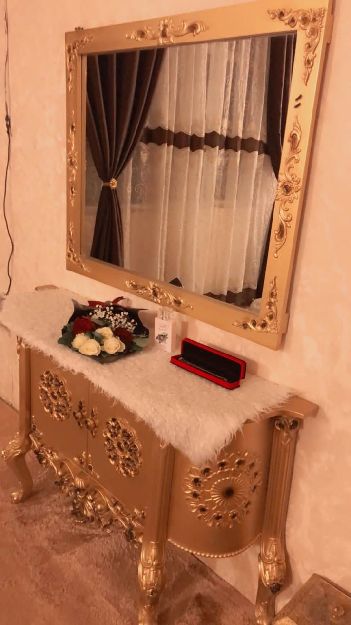 ميزتواليت و ينفع ميز مدخل (كونسل ) 

 تاج ديكور فوق الچربايه  (تاج السرير )


**إذا كنت صاحب هذا الإعلان وتريد حذفه لأي سبب، رجاءا أرسل رسالة إلى الدعم الفني**