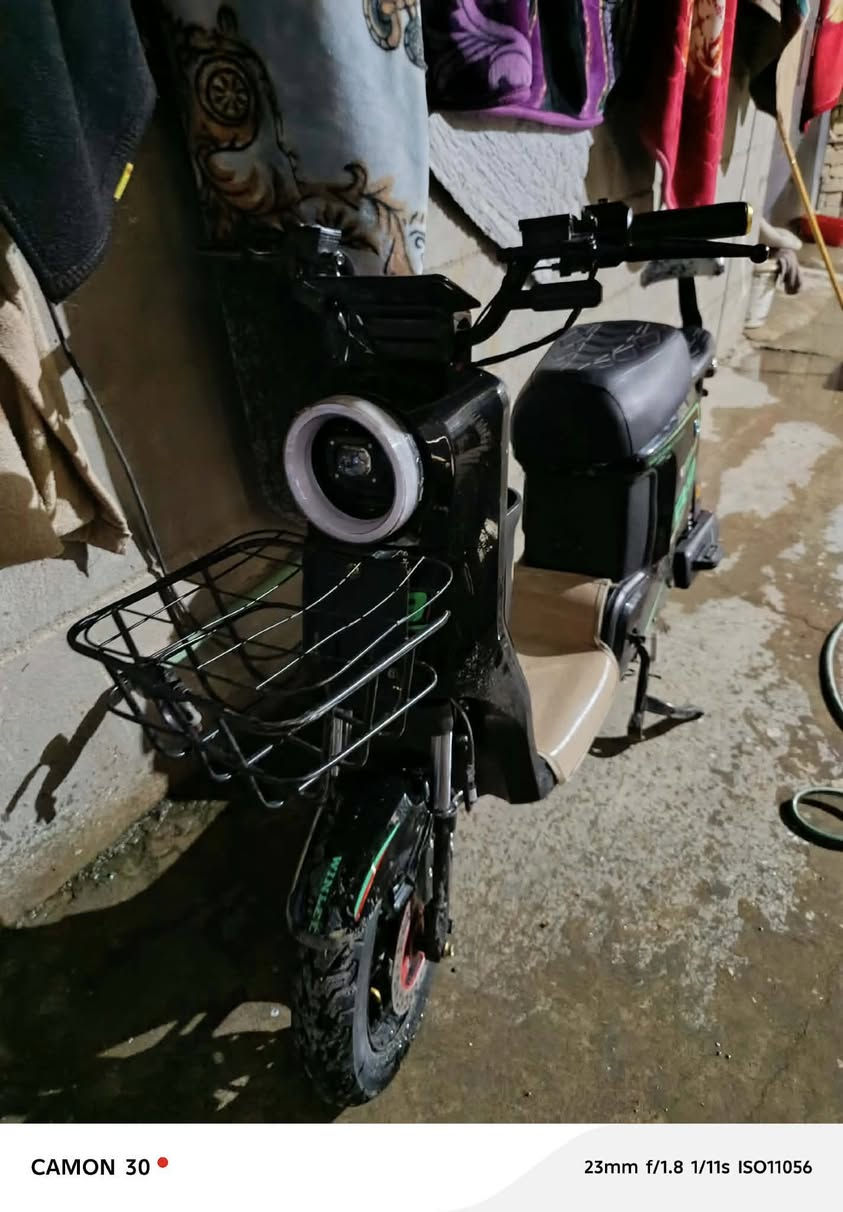 سلام عليكم دراجه ع شحن نضافه 100جديده ما صارلي شهر
من اخذتهه باتريات جدد اكبار كلشي شغال بيها لايتات اشاير 

شاشه بيهه سمعات السعار خاص او مراوس بدراجه بانزين رقمي 

وتس ***********متواجد بكل البرامج
