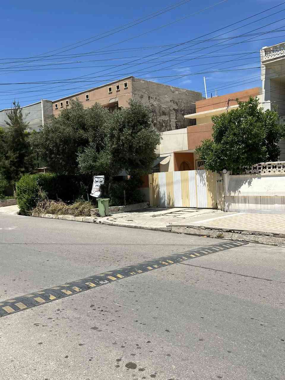 عروض مكتب (( العلاف لتجارة العقارات )) 🌟
🏠دار للبيت 200 متر الواجهة 10 متر 
🛑طابق ونص بناء قديم بحساب ارض 💠

1️⃣الطابق الاول : غرفة نومً  + هول + استقبال + مطبخ كراج + حديقة 🌳+ صحيات 🚾

2️⃣الطابق الثاني : اربعةً غرفةً نوم  + هول + بلكونة 

صحيات 🚾

📄سند سكني ملك صرف / شرط القرآر التمليك والتحويل 

❌لانتعامل برفع سعر العقار عن سعرة الآصلي نجمع البايع بالمشتري مباشرتأ _ لا نوقف البيعة بخلاف عن الدالية 
🛑موقع مميز جداً 💥
🔴سعر مناسب جداً ⚡️
🌍الموقع / حي الصديق (( شارع الفحام )) 🏤

🛑يقع على شارع 20 متر تبليط 💥

للاستفسار 

⏮️مراجعة مكتب العلاف لتجارة العقارات 🌟

أو الاتصال 

☎️ أسيا ***********

أو

 ☎️ كورك ***********

⏪️مع العلاف للعقار استثمارك في آمان ⭐️

🌐عنوان المكتب / الموصل _ حي الزراعي قرب جسر السويس 🔥

📌نستقبل عقاراتكم وطلباتكم العقارية .
