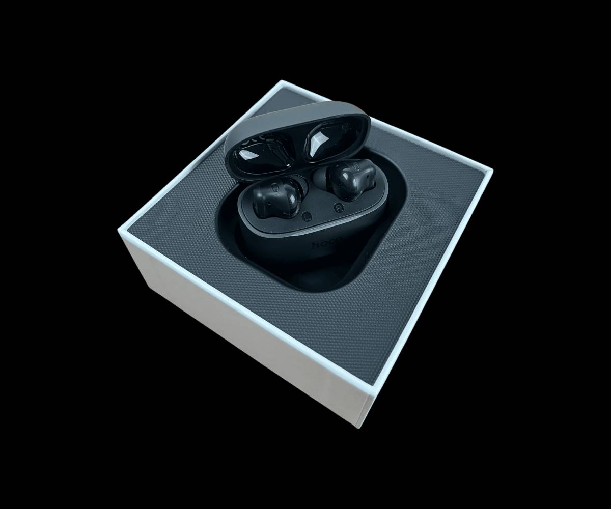 ايربود HOCO EQ27 AI للترجمة الفورية مع عزل ضوضاء

الاستخدامات

الترجمة الفورية أثناء المكالمات الهاتفية عند ربط السماعة بالتطبيق المخصص.

إجراء مكالمات واضحة حتى في الأماكن المزدحمة بفضل عزل الضوضاء.

الاستماع للموسيقى، الفيديوهات، والبودكاست بجودة صوت عالية.

مناسبة للسفر، العمل، الدراسة، والتواصل مع أشخاص بلغات مختلفة.

المميزات

ترجمة ذكية بالذكاء الاصطناعي (AI Translation) تدعم الترجمة عبر التطبيق لأكثر من 134 لغة.

تقنية عزل الضوضاء ANC + ENC لتحسين جودة المكالمات وتقليل الضجيج المحيط.

4 مايكروفونات لالتقاط صوت واضح أثناء المكالمات والترجمة.

إصدار بلوتوث 5.4 لاتصال أسرع وثابت مع استهلاك أقل للطاقة.

جودة صوت Hi-Fi مع دعم بروتوكولات الصوت: HSP  HFP  A2DP  AVRCP.

عمر بطارية السماعات حتى 7 ساعات استخدام متواصل.

علبة شحن توفر حتى 28 ساعة استخدام إجمالي (تشحن السماعات عدة مرات).

شحن عبر USB-C (DC 5V) سريع وسهل.

تصميم مريح مع سدادات سيليكون متعددة المقاسات لثبات أفضل داخل الأذن.

تحكم باللمس لتشغيل الموسيقى، المكالمات، والمساعد الصوتي.

محتويات الصندوق

سماعتي ايربود HOCO EQ27 AI

علبة شحن

كابل شحن USB-C

سدادات أذن سيليكون إضافية

دليل الاستخدام

الملاحظات

الترجمة تعمل عند ربط السماعة بتطبيق الهاتف (يتطلب إنترنت).

الترجمة مخصصة للمكالمات والمحادثات، وليست ترجمة مستقلة بدون هاتف.

يُنصح بشحن السماعة بالكامل قبل أول استخدام.