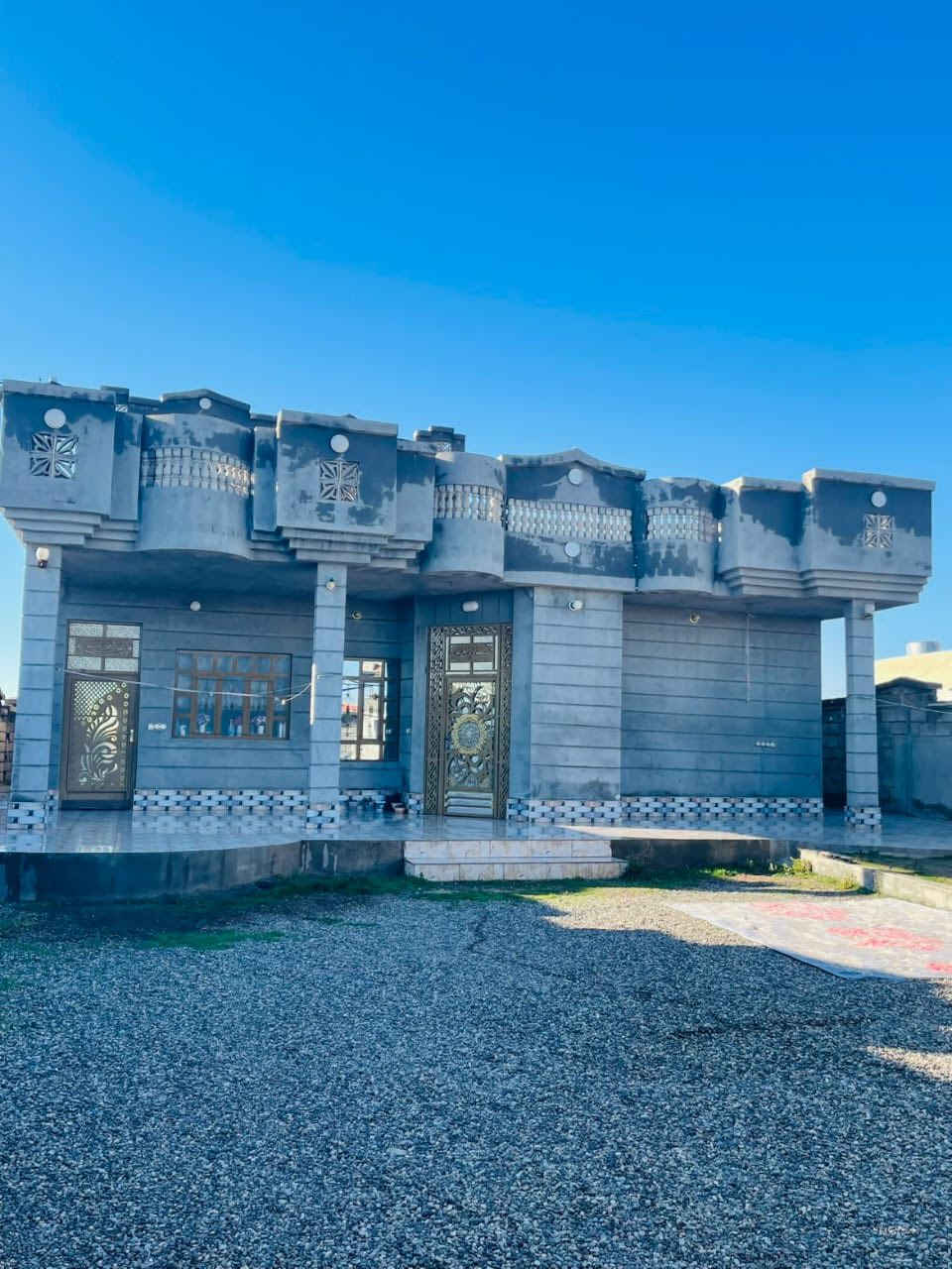 ‼️(مكلف بالنشر) ‼️

السلام عليكم بيت للبيع على الشارع العام قرية شكراً مساحة البيت 300م
يتضمن البيت 3 غرف نوم + ربعه واستقبال + موزع ومطبخ . كما ايضا يحتوي على صحيات خارجيه وداخليه + مخزن خارجي . كامل مكمل مواصفات فول الفول السعر 105 وبي مجال ويرهم مراوس ابيت في الشرقاط ..؟؟ 
الاتصال على الاقام التاليه 

***********

***********
