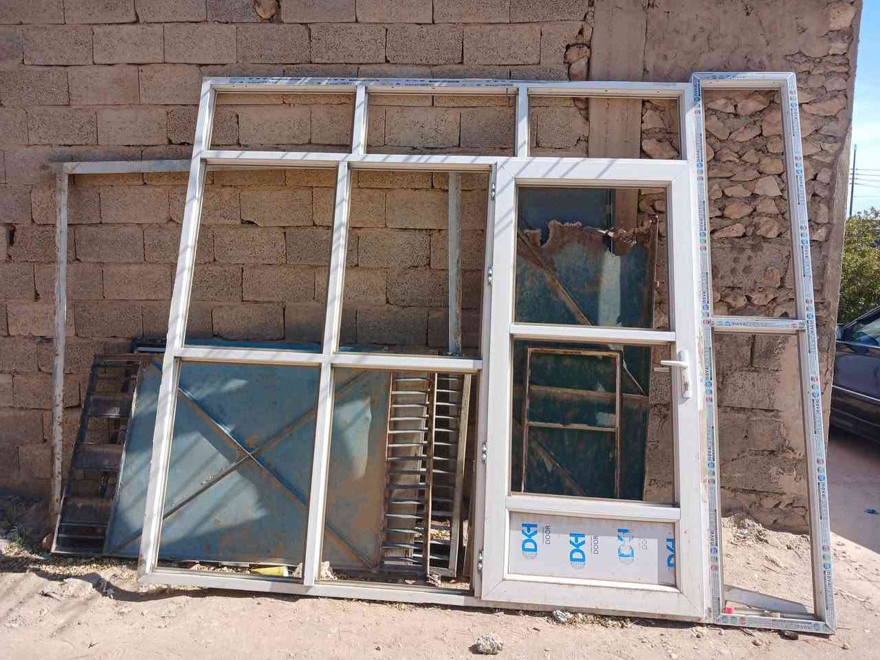 السلام عليكم  جام خانه بلاستك الارتفاع 2متر ونص والعرض ٣ متر ويرهم 2 ونص مترالسعر 200  وبيها مجال ورفوف سعر الرف 5 
وعارضه جبس حديد السعر 25
***********
