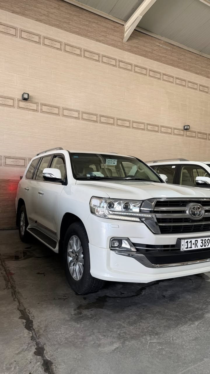 السلام عليكم 
لاندكروز 2017 بريم اصل 
ماشية 92 الف حقيقي 
السيارة جديدة جداً 
كراسي كهرباء 
فتحة سقف 
شاشة 
DVD 
لايت LED 
بك لايت LED 
دبل ماوس 
تحكمات ستيرن 
حساسات امامي خلفي 
مري شفط 
ثلاجة وسطية 
6 سلندر 

السعر : 47,500 الف دولار وبيها مجال 

***********
