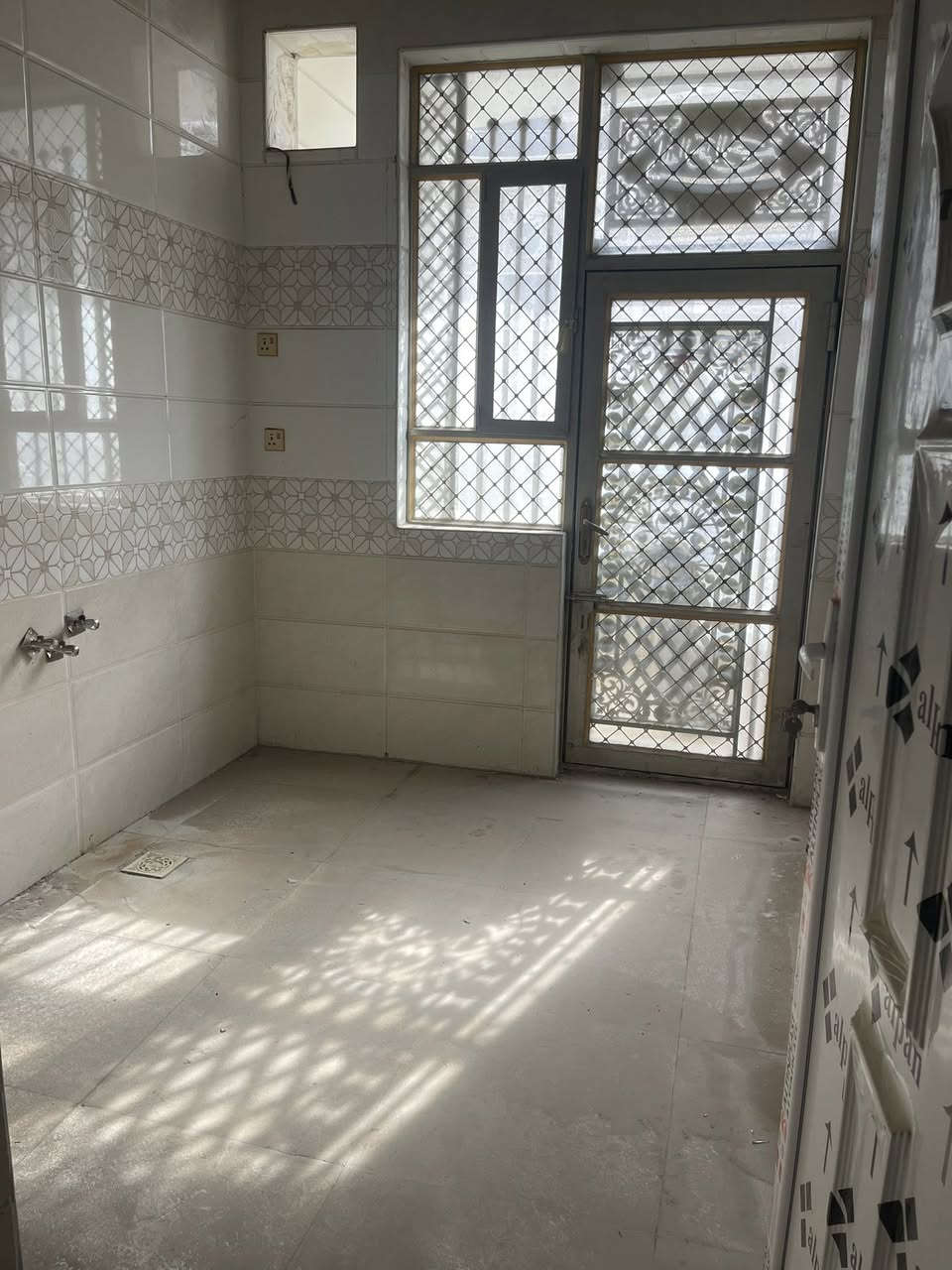 السلام عليكم بيت طابقين   كربلاء جنة السلام واجهه مرمر وعند الدخول توجد مغسله وتواليت ومساحه 60متر صاله وأستقبال وحمامات و  الطابق الثاني بي غرفتين نوم واسعه مع حمام للاستفسار الاتصال ع الأرقام 
***********
***********
