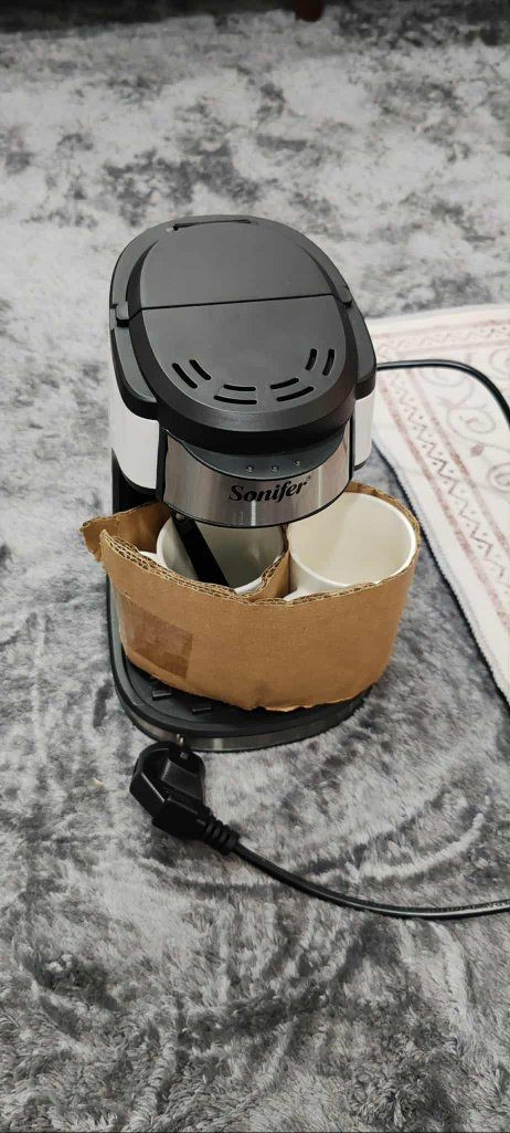 تعتمد على نظام الكبسولات (T DISCs) لتحضير مجموعة متنوعة من المشروبات الساخنة بسرعة وسهولة. : تتيح لك تحضير أكثر من 70 نوعاً من المشروبات، بما في ذلك الإسبريسو، الكابتشينو، اللاتيه، الشوكولاتة الساخنة ماركه بوش 

نوع ثاني
مشروب الشوكولاتة من هيرشي 
الآلة كخفاقة (Frother) لخلط الحليب مع بودرة الكاكاو أو شراب الشوكولاتة للحصول على قوام كريمي ورغوي.

استخدامها لتحضير مشروبات الشوكولاتة الباردة أو الساخنة، كما يمكن استخدامها لخفق مشروبات أخرى مثل الماتشا.


**إذا كنت صاحب هذا الإعلان وتريد حذفه لأي سبب، رجاءا أرسل رسالة إلى الدعم الفني**