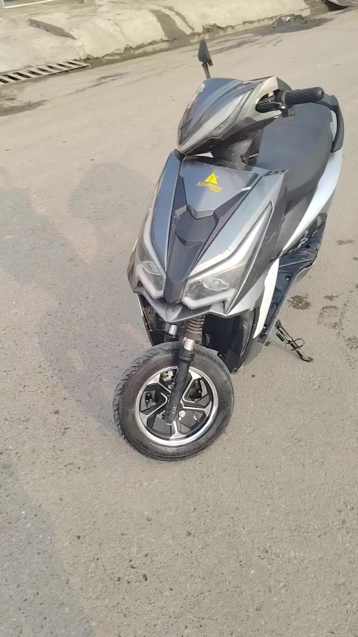 السلام عليكم ماطور شحن سكنس للبيع ماطور شرط اربع نمر سرعه 50 كله شغال لايت علي ناصي  يمين يسار بك شغال بطاريات دبل 6 مسطره شرط روح افحص السعر 375 وبمجال للطيبين مكان موصل حي القاهره الرقم***********
