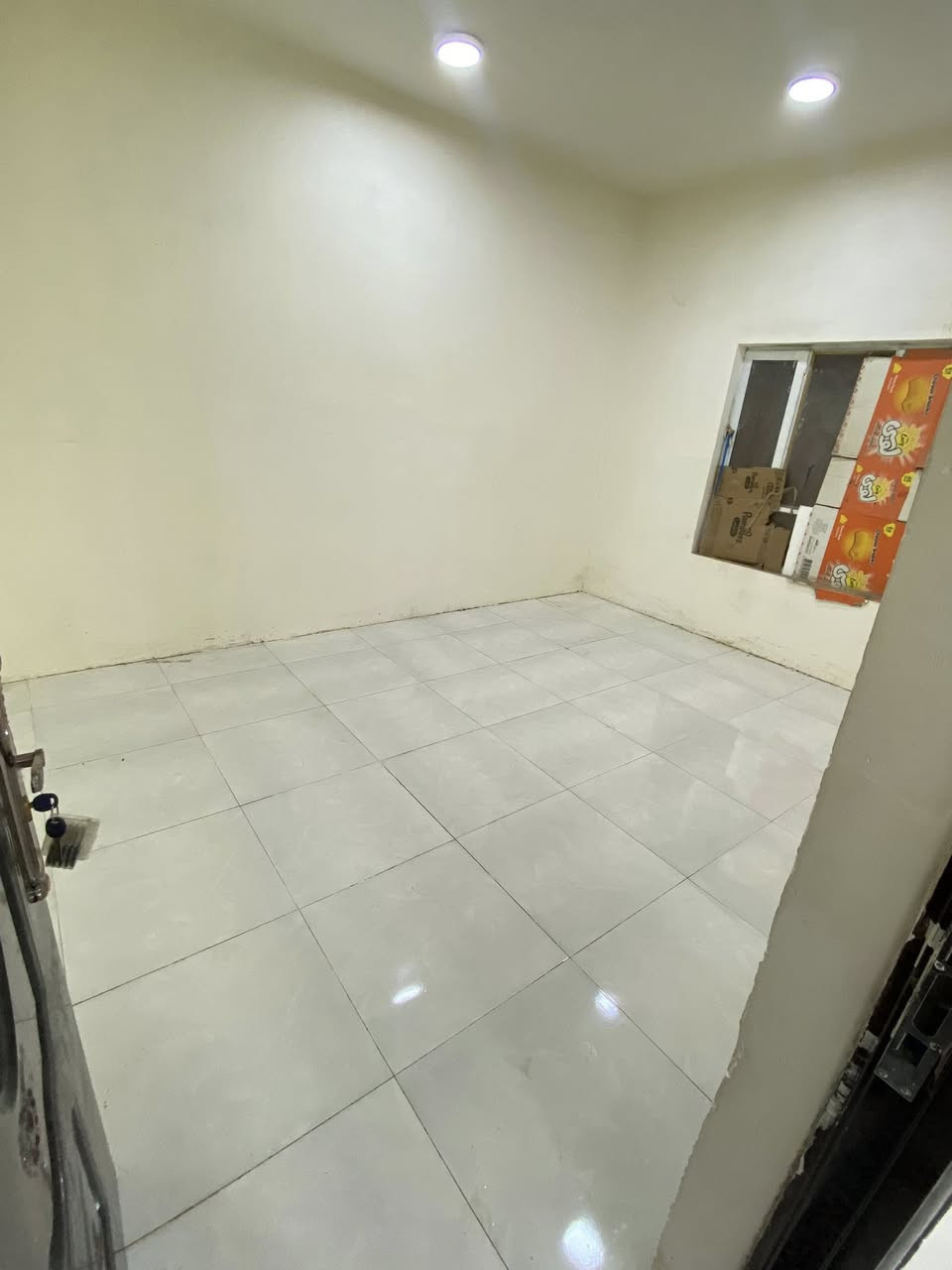 بيت للأيجار بحي المهندسين بالمربع الذهبي قريبه على شارع جاسم ابو التريلات وقريبه على مركز المخدرات مال حي المهندسين متكونه من غرفه كبيره وصاله مفتوحه على المطبخ واستقبال خارجي وحمام داخلي وخارجي لتفاصيل اكثر خاص***********
