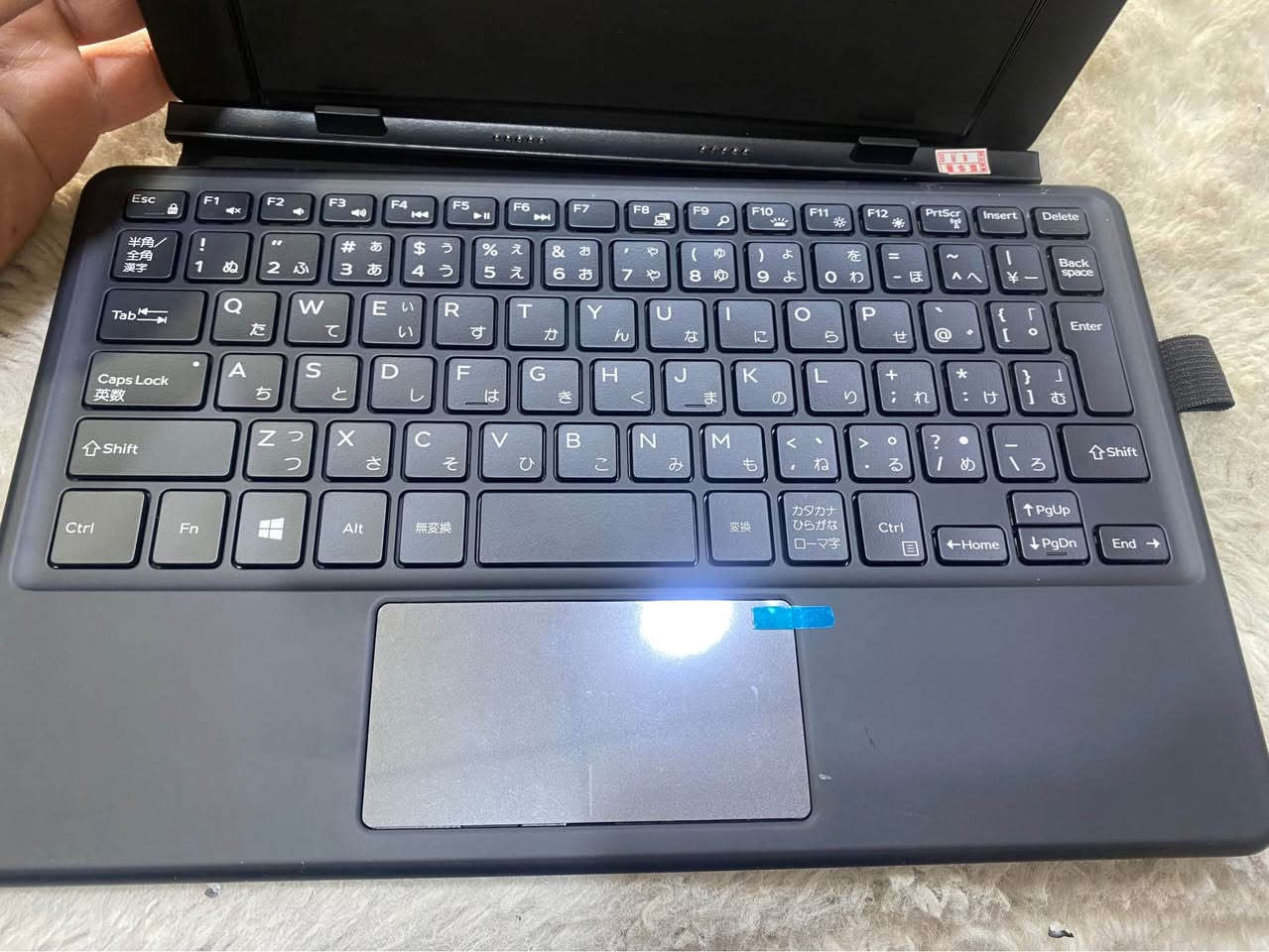 کیبۆرد و کەیسی ڕەسەنی کۆمپانیای Dell، مۆدێلی K15M، تایبەت بە تابلێت و لاپتۆپە شاشە جیاوەبووەکانی دێڵ.
• حاڵەت: لۆک و زۆر نوێ (وەک لە وێنەکان دیارە، هێشتا لەزگەی کارگەی بەسەرەوەیە).
• مۆدێلە گونجاوەکان: بەتەواوی دەبێت بۆ مۆدێلەکانی:
• Dell Latitude 5285 2-in-1
• Dell Latitude 5290 2-in-1
• تایبەتمەندییەکان:
• بەکارهێنانی زۆر ئاسانە و بە موگناتیس دەلکێت.
• ماوسەکەی (Touchpad) زۆر خێرا و وردە.
• کوالێتی دروستکردنی زۆر بەرزە و وەک پارێزەر (Cover) بۆ شاشەکەش بەکاردێت.
• تێبینی: کیبۆردەکە پیتی ژاپۆنی و ئینگلیزی لەسەرە، بەڵام لە ویندۆز وەک کیبۆردێکی ئاسایی کار دەکات و هیچ کێشەیەکی نییە. بشدار, السليمانية


**إذا كنت صاحب هذا الإعلان وتريد حذفه لأي سبب، رجاءا أرسل رسالة إلى الدعم الفني**