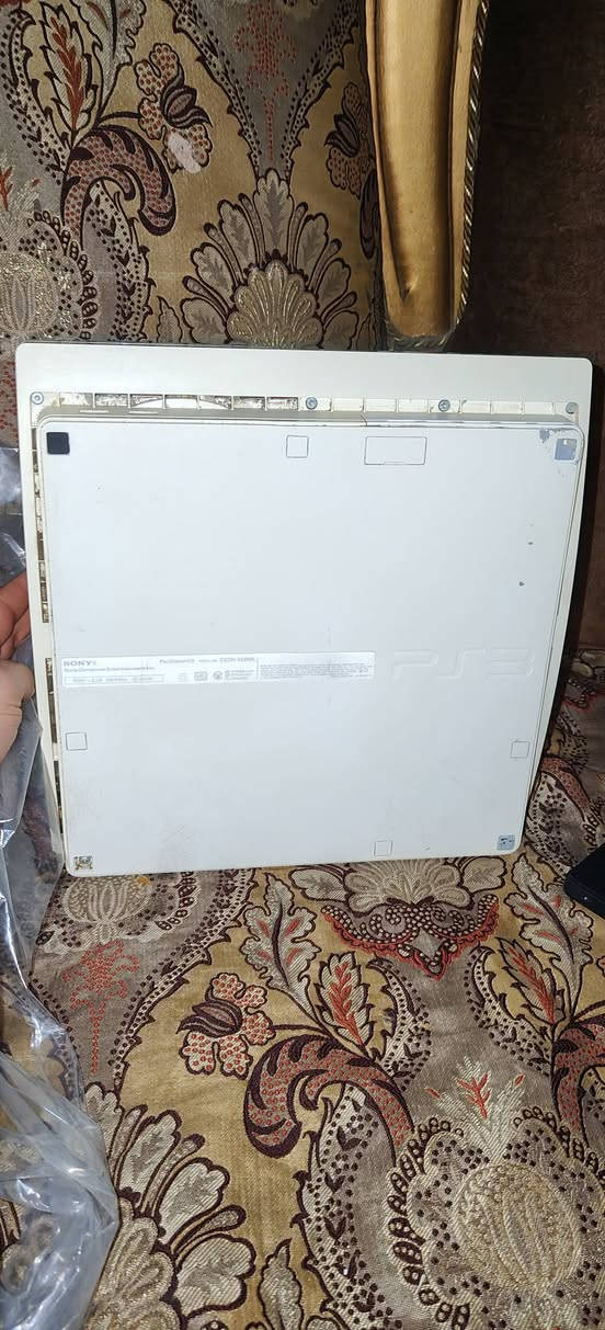 بلي 3 سلم نضيف ما مفتوح ولا مصلح ستخدام شخصي هارد خارجي 40 لعبه  جهاز مكفول من كلشي وغراضه كامله سعر 110 موجود توصيل بغداد حي نصر ***********
