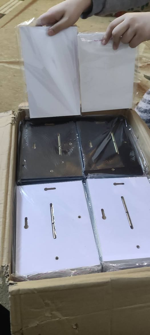 اغراض مكتب استنساخ وتصوير للبيع 
جهاز اكساء يدوي بارد 65 سم
جهاز قطع كرتات 
بوردات خشب لاصق ستاند وتعليق 
لون ابيض واسود حجم A5 و A4
البومات مشكلة كبير وصغير
اطارات LED ضوئي مشكل للصور
قرطاسية مشكل 
تواصل عالرقم *********** او عالخاص
مكاني الموصل
