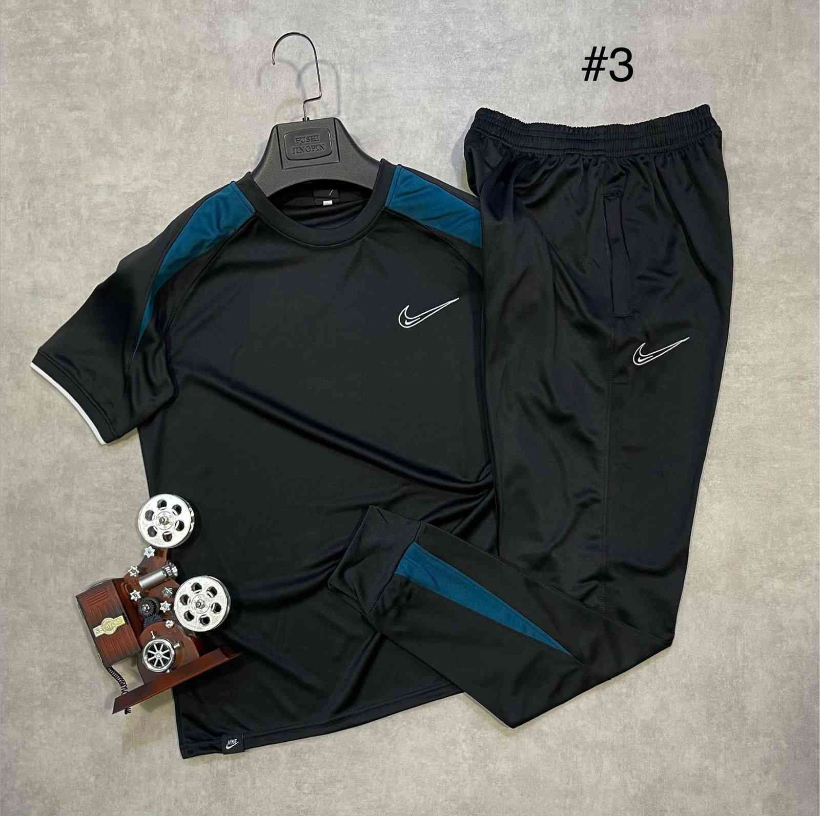 ويانه دائماً الاناقه وجمال الموديلات 
أجمل واحدث الموديلات 
تراك صيفي رجالي 😍 
خامه ممتازه  💯💯
قوالب مريحه 🥰🥰
توصيل كل العراق 5 الاف
القياسات : M/L/XL/XXl
للحجز والاستفسار مراسله الصفحه
واتساب ***********
***********
