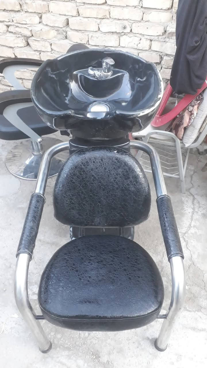 سلام عليكم عندي اغراض صالون للبيع اتصال على هذا الرقم  ***********
