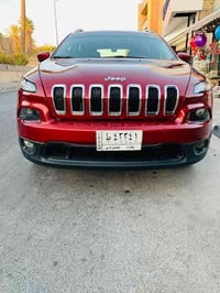 جيب شيروكي ( بزون )  موديل 2016 بغداد حرة  باسمي   ماشية ٩٠ الف   محرك...