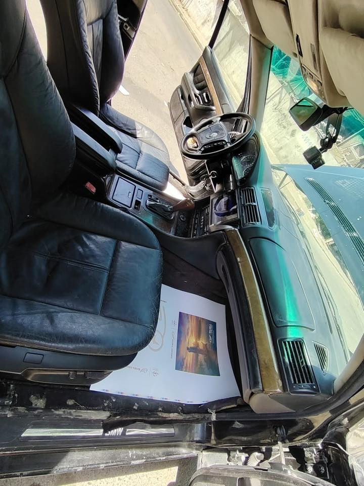 سلام عليكم  سيارة للبيع  744 v8
سيارة دبل جام كهربائيات بلادية كلة شغال
صندوق شفط سلايد شغال 
غرفة جلد كهرباء كلة شغال 
موديل ٩٥
السعر ٧٠ وبيها مجال
***********
مكان السيارة بغداد
